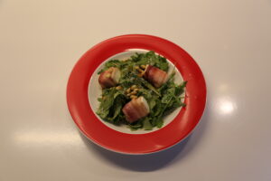 Schafskäse im Speck auf Salat (1)