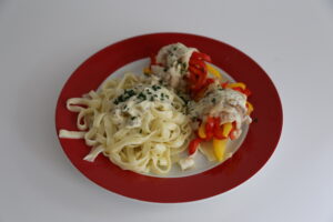 Seelachsröllchen mit Senfsahne-Pasta (1)