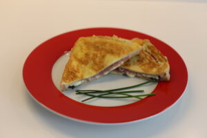 Sándwich de queso con aceitunas (1)