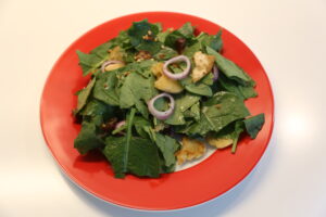 Spinatsalat mit Datteln und Mandeln (1)