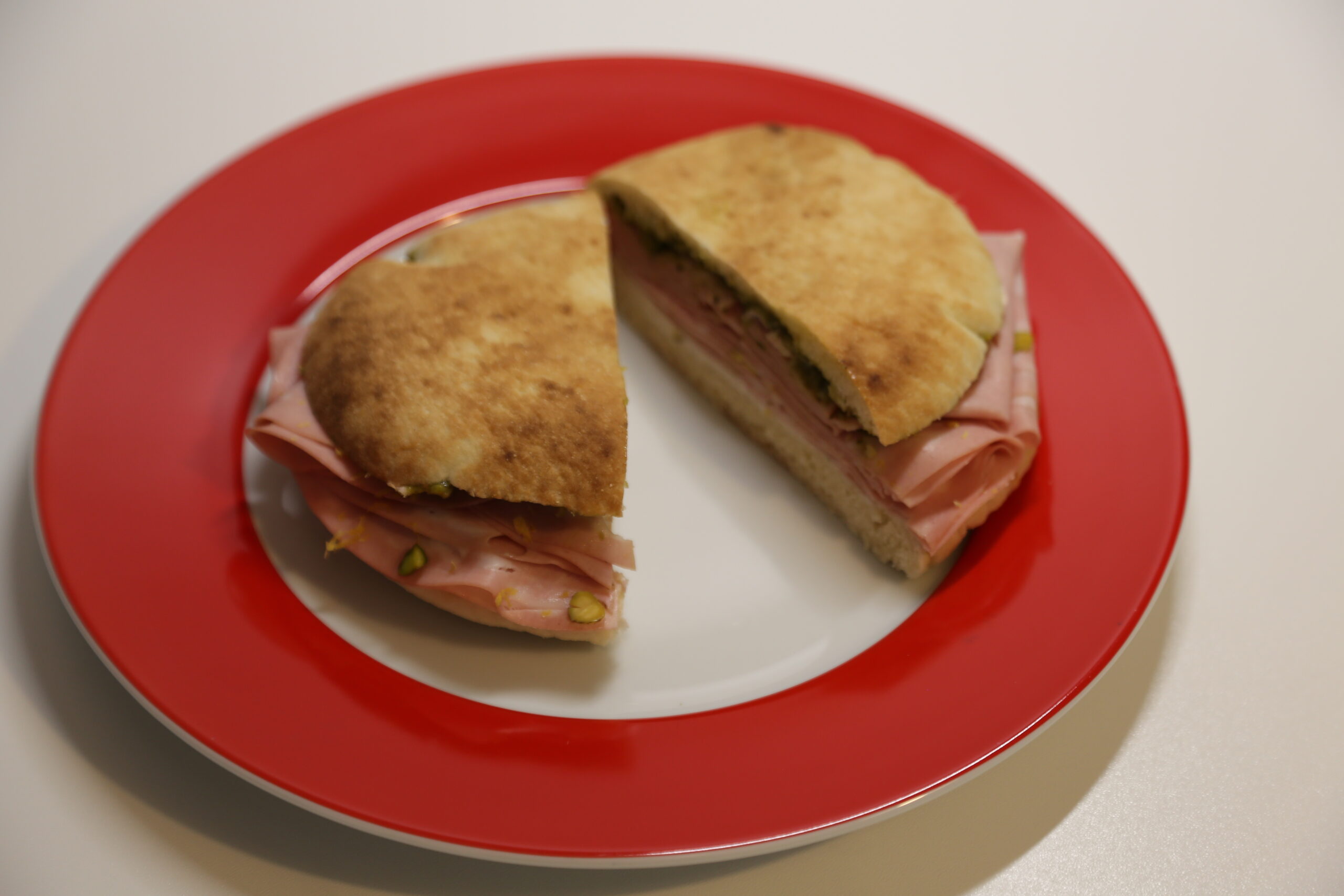 Focaccia con mortadella (1)
